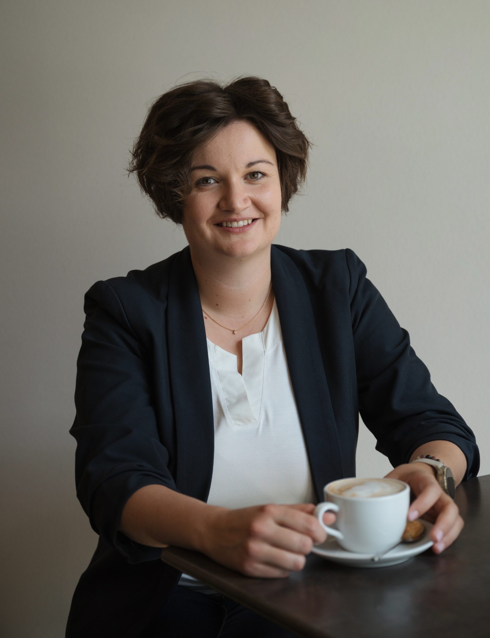 Sitzend bei einem Kaffee